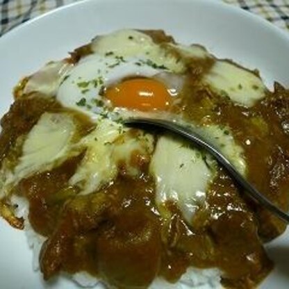 焼きカレーは卵入りが美味しいですよね♪うちでもカレーの後は焼きカレーか、オムカレーが多いです＾＾今回はレア卵ですが＾＾；卵の黄身がからんで美味しい～☆